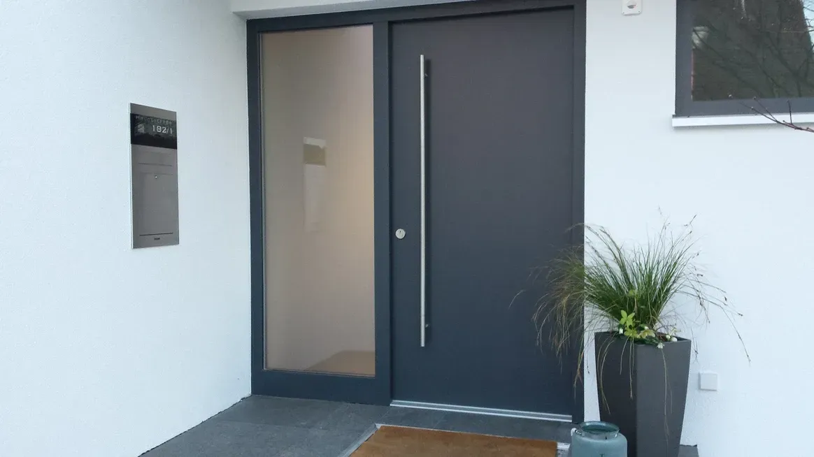 Unterputz-Briefkasten Aufputz-Briefkasten 1-Familien von ERCOTEH mit Videosprechanlage in Anthrazit RAL 7016 Edelstahl, beleuchtete Straße und Hausnummer mit eingebauter Kamera und Klingel Fingerprint Codeschloss und keypad Türsprechanlage von Gira System 106, Siedle, Loxone, 2N, HIKVISION Videosprechanlage maßanfertigung nach kundenwunsch aufputz briefkasten designer premium ercoteh briefkastenmanufaktur made in germany set 2009