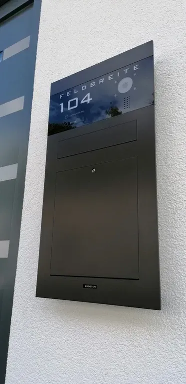 Unterputz-Briefkasten Aufputz-Briefkasten 1-Familien von ERCOTEH mit Videosprechanlage in Anthrazit RAL 7016 Edelstahl, beleuchtete Straße und Hausnummer mit eingebauter Kamera und Klingel Fingerprint Codeschloss und keypad Türsprechanlage von Gira System 106, Siedle, Loxone, 2N, HIKVISION Videosprechanlage maßanfertigung nach kundenwunsch aufputz briefkasten designer premium ercoteh briefkastenmanufaktur made in germany set 2009