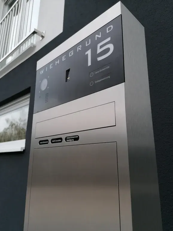 Briefkastenstele Standbriefkasten Briefkasten freistehend von ERCOTEH mit Videosprechanlage in Anthrazit RAL 7016 mit eingebauter Kamera und Klingel Fingerprint Codeschloss und keypad Türsprechanlage von Gira System 106, Siedle, Loxone, 2N Videosprechanlage maßanfertigung nach kundenwunsch aufputz briefkasten designer premium ercoteh briefkastenmanufaktur made in germany