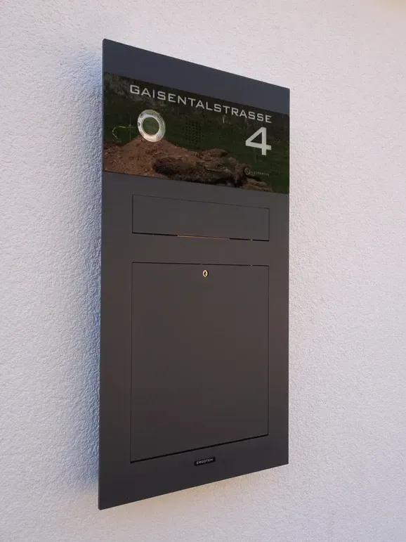 Unterputz-Briefkasten Aufputz-Briefkasten 1-Familien von ERCOTEH mit Videosprechanlage in Anthrazit RAL 7016 Edelstahl, beleuchtete Straße und Hausnummer mit eingebauter Kamera und Klingel Fingerprint Codeschloss und keypad Türsprechanlage von Gira System 106, Siedle, Loxone, 2N, HIKVISION Videosprechanlage maßanfertigung nach kundenwunsch aufputz briefkasten designer premium ercoteh briefkastenmanufaktur made in germany set 2009