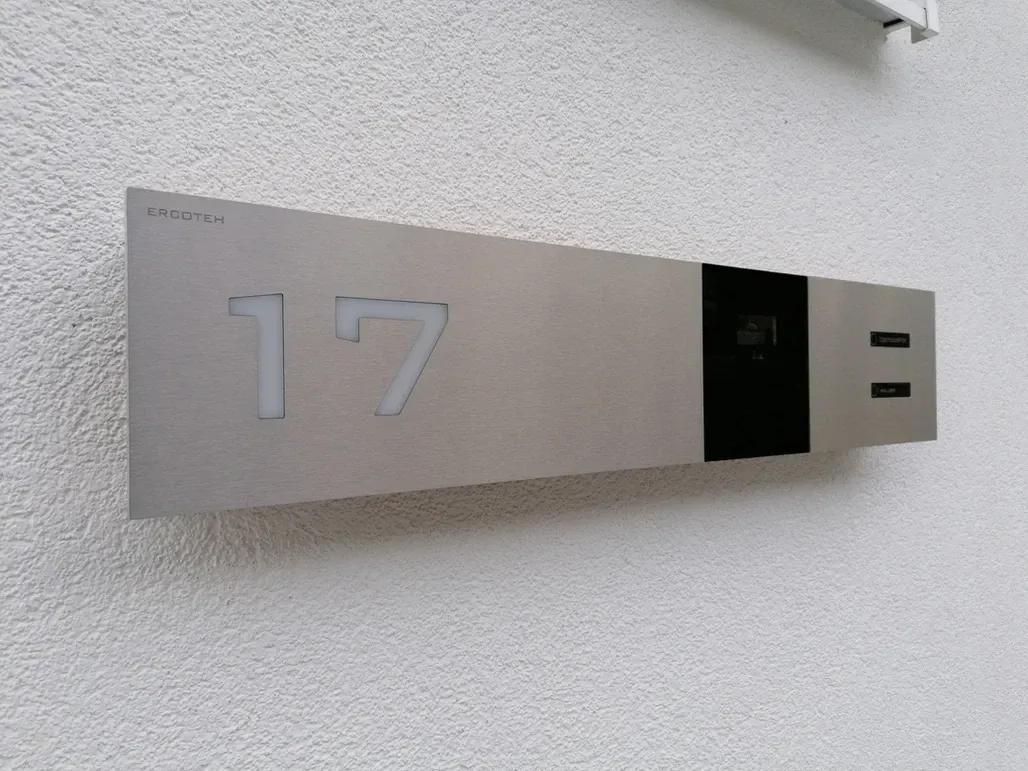 Ein Edelstahlschild mit der Nummer 17 darauf