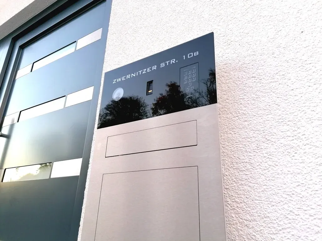 Unterputz-Briefkasten Aufputz-Briefkasten 1-Familien von ERCOTEH mit Videosprechanlage in Anthrazit RAL 7016 Edelstahl, beleuchtete Straße und Hausnummer mit eingebauter Kamera und Klingel Fingerprint Codeschloss und keypad Türsprechanlage von Gira System 106, Siedle, Loxone, 2N, HIKVISION Videosprechanlage maßanfertigung nach kundenwunsch aufputz briefkasten designer premium ercoteh briefkastenmanufaktur made in germany set 2009