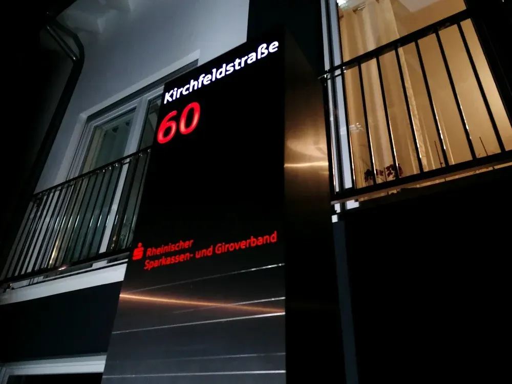 Briefkastenstele Standbriefkasten Briefkasten freistehend von ERCOTEH mit Videosprechanlage in Anthrazit RAL 7016 mit eingebauter Kamera und Klingel Fingerprint Codeschloss und keypad Türsprechanlage von Gira System 106, Siedle, Loxone, 2N Videosprechanlage maßanfertigung nach kundenwunsch aufputz briefkasten designer premium ercoteh briefkastenmanufaktur made in germany