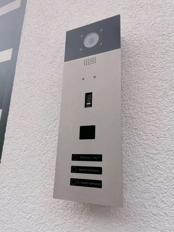 Unterputz-Türstation Video mit Kamera und Lautsprecher Türsprechanlage IP Technik mit Smartphonekommunikation und kostenloser App Architekten von ERCOTEH mit Videosprechanlage in Anthrazit RAL 7016 Edelstahl, beleuchtete Straße und Hausnummer mit eingebauter Kamera und Klingel Fingerprint Codeschloss und keypad Türsprechanlage von Gira System 106, Siedle, Loxone, 2N, HIKVISION Videosprechanlage maßanfertigung nach kundenwunsch aufputz briefkasten designer premium ercoteh briefkastenmanufaktur made in germany