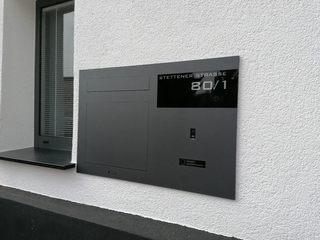 Unterputz-Briefkasten Aufputz-Briefkasten 1-Familien von ERCOTEH mit Videosprechanlage in Anthrazit RAL 7016 Edelstahl, beleuchtete Straße und Hausnummer mit eingebauter Kamera und Klingel Fingerprint Codeschloss und keypad Türsprechanlage von Gira System 106, Siedle, Loxone, 2N, HIKVISION Videosprechanlage maßanfertigung nach kundenwunsch aufputz briefkasten designer premium ercoteh briefkastenmanufaktur made in germany set 2009