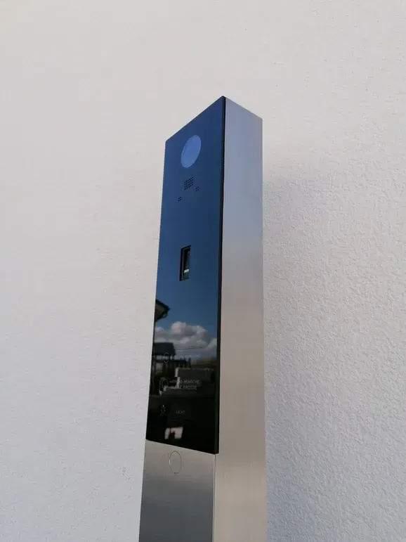 Infosäule Kommunikationssäule Briefkasten freistehend mit paketbox von ERCOTEH mit Videosprechanlage in Anthrazit RAL 7016 mit eingebauter Kamera und Klingel Fingerprint Codeschloss und keypad Türsprechanlage von Gira System 106, Siedle, Loxone, 2N Videosprechanlage maßanfertigung nach kundenwunsch aufputz briefkasten designer premium ercoteh briefkastenmanufaktur made in germany
