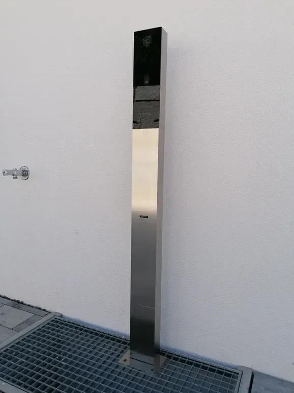 Infosäule Kommunikationssäule Briefkasten freistehend mit paketbox von ERCOTEH mit Videosprechanlage in Anthrazit RAL 7016 mit eingebauter Kamera und Klingel Fingerprint Codeschloss und keypad Türsprechanlage von Gira System 106, Siedle, Loxone, 2N Videosprechanlage maßanfertigung nach kundenwunsch aufputz briefkasten designer premium ercoteh briefkastenmanufaktur made in germany