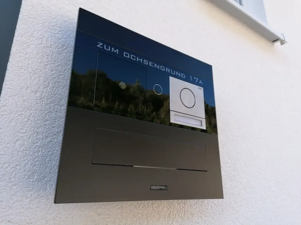Mauerdurchwurf-Briefkasten durchwurf-Briefkasten 1-Familien von ERCOTEH mit Videosprechanlage in Anthrazit RAL 7016 Edelstahl, beleuchtete Straße und Hausnummer mit eingebauter Kamera und Klingel Fingerprint Codeschloss und keypad Türsprechanlage von Gira System 106, Siedle, Loxone, 2N, HIKVISION Videosprechanlage maßanfertigung nach kundenwunsch aufputz briefkasten designer premium ercoteh briefkastenmanufaktur made in germany set 2009