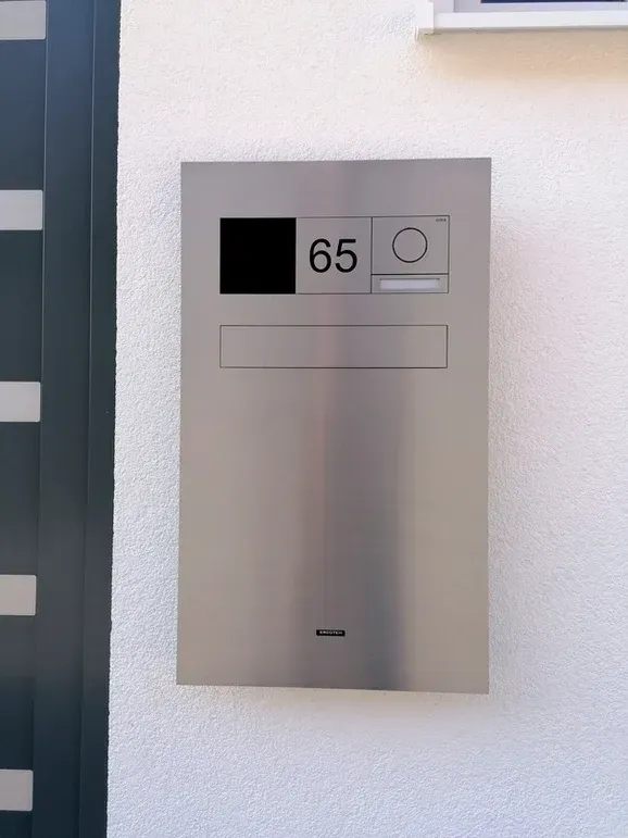 Unterputz-Briefkasten Aufputz-Briefkasten 1-Familien von ERCOTEH mit Videosprechanlage in Anthrazit RAL 7016 Edelstahl, beleuchtete Straße und Hausnummer mit eingebauter Kamera und Klingel Fingerprint Codeschloss und keypad Türsprechanlage von Gira System 106, Siedle, Loxone, 2N, HIKVISION Videosprechanlage maßanfertigung nach kundenwunsch aufputz briefkasten designer premium ercoteh briefkastenmanufaktur made in germany set 2009