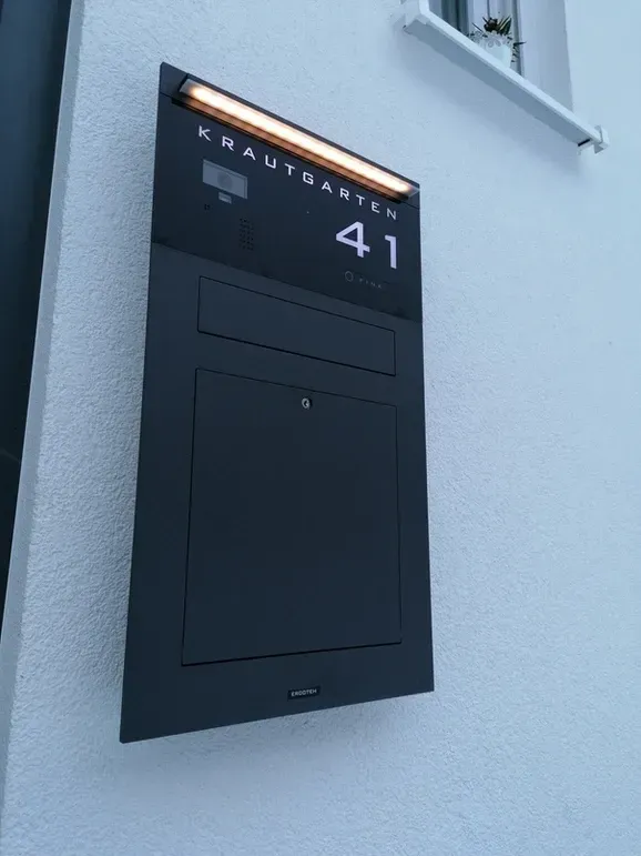 Unterputz-Briefkasten Aufputz-Briefkasten 1-Familien von ERCOTEH mit Videosprechanlage in Anthrazit RAL 7016 Edelstahl, beleuchtete Straße und Hausnummer mit eingebauter Kamera und Klingel Fingerprint Codeschloss und keypad Türsprechanlage von Gira System 106, Siedle, Loxone, 2N, HIKVISION Videosprechanlage maßanfertigung nach kundenwunsch aufputz briefkasten designer premium ercoteh briefkastenmanufaktur made in germany set 2009