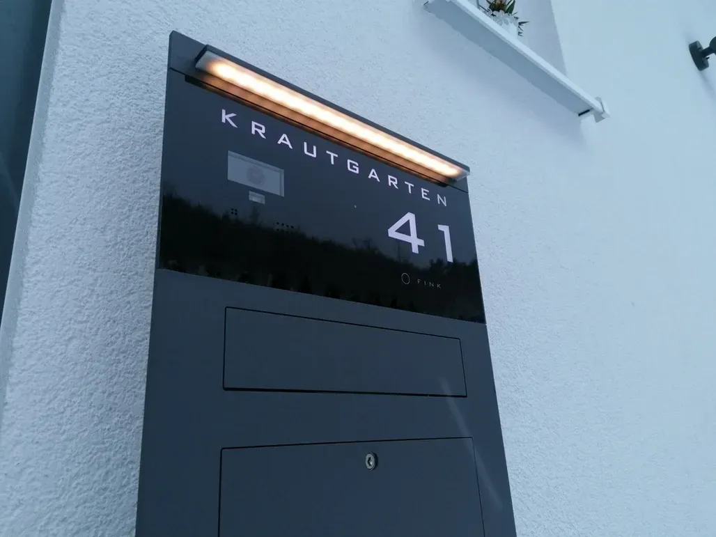 Unterputz-Briefkasten Aufputz-Briefkasten 1-Familien mit led leuchte von ERCOTEH mit Videosprechanlage in Anthrazit RAL 7016 Edelstahl, beleuchtete Straße und Hausnummer mit eingebauter Kamera und Klingel Fingerprint Codeschloss und keypad Türsprechanlage von Gira System 106, Siedle, Loxone, 2N, HIKVISION Videosprechanlage maßanfertigung nach kundenwunsch aufputz briefkasten designer premium ercoteh briefkastenmanufaktur made in germany set 2009