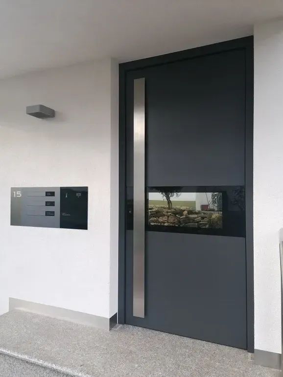 Mauerdurchwurf-Briefkasten durchwurf-Briefkasten 3-Familien von ERCOTEH mit Videosprechanlage in Anthrazit RAL 7016 Edelstahl, beleuchtete Straße und Hausnummer mit eingebauter Kamera und Klingel Fingerprint Codeschloss und keypad Türsprechanlage von Gira System 106, Siedle, Loxone, 2N, HIKVISION Videosprechanlage maßanfertigung nach kundenwunsch aufputz briefkasten designer premium ercoteh briefkastenmanufaktur made in germany set 2009