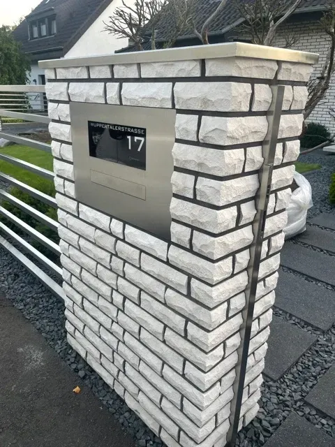 Mauerdurchwurf-Briefkasten durchwurf-Briefkasten 3-Familien von ERCOTEH mit Videosprechanlage in Anthrazit RAL 7016 Edelstahl, beleuchtete Straße und Hausnummer mit eingebauter Kamera und Klingel Fingerprint Codeschloss und keypad Türsprechanlage von Gira System 106, Siedle, Loxone, 2N, HIKVISION Videosprechanlage maßanfertigung nach kundenwunsch aufputz briefkasten designer premium ercoteh briefkastenmanufaktur made in germany set 2009