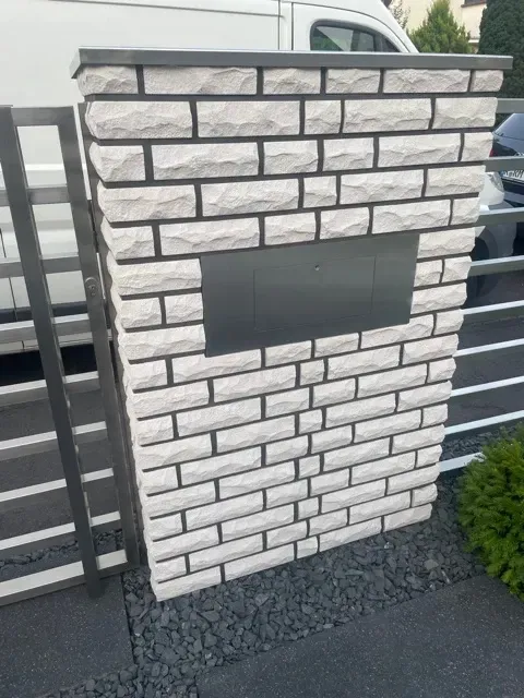 Mauerdurchwurf-Briefkasten durchwurf-Briefkasten 3-Familien von ERCOTEH mit Videosprechanlage in Anthrazit RAL 7016 Edelstahl, beleuchtete Straße und Hausnummer mit eingebauter Kamera und Klingel Fingerprint Codeschloss und keypad Türsprechanlage von Gira System 106, Siedle, Loxone, 2N, HIKVISION Videosprechanlage maßanfertigung nach kundenwunsch aufputz briefkasten designer premium ercoteh briefkastenmanufaktur made in germany set 2009