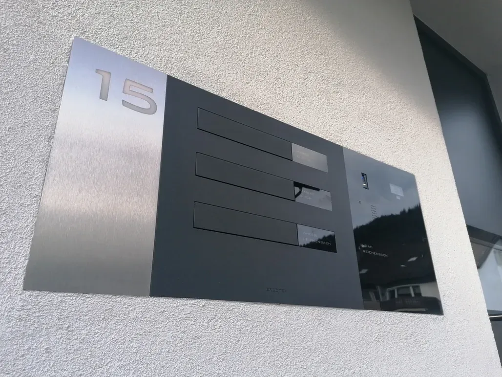 Ein Edelstahlschild mit der Nummer 15 darauf