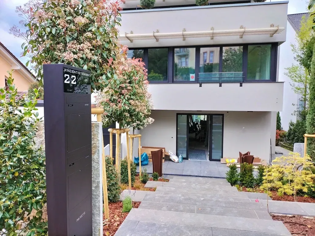 Ein Haus mit der Nummer 22 auf der Vorderseite