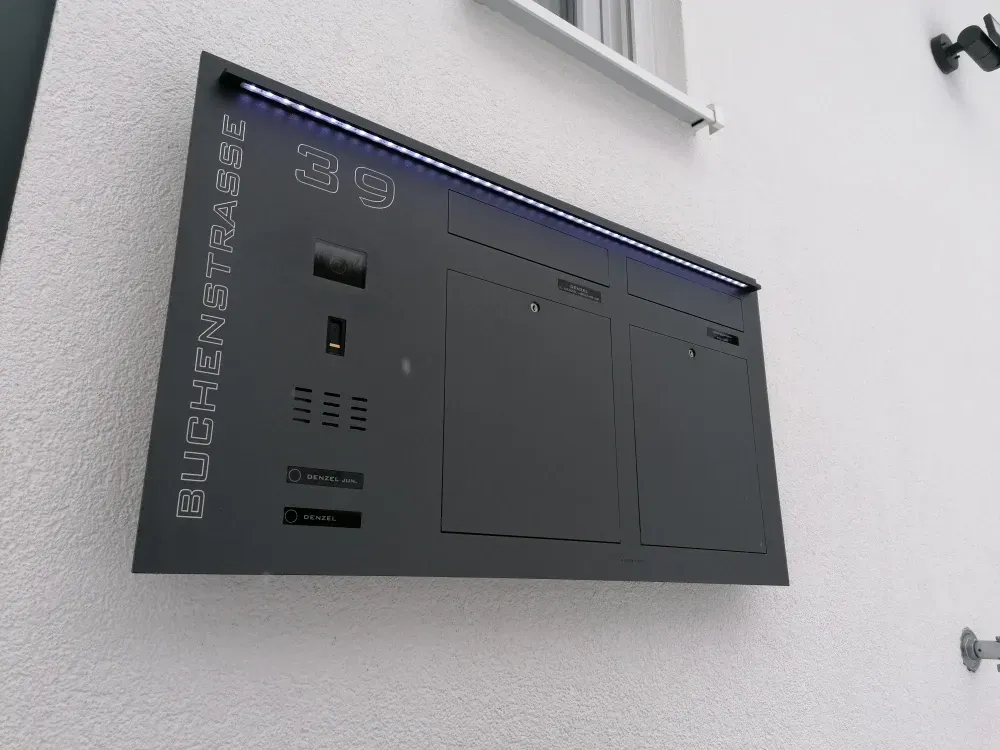 Unterputz-Briefkasten Aufputz-Briefkasten 1-Familien von ERCOTEH mit Videosprechanlage in Anthrazit RAL 7016 Edelstahl, beleuchtete Straße und Hausnummer mit eingebauter Kamera und Klingel Fingerprint Codeschloss und keypad Türsprechanlage von Gira System 106, Siedle, Loxone, 2N, HIKVISION Videosprechanlage maßanfertigung nach kundenwunsch aufputz briefkasten designer premium ercoteh briefkastenmanufaktur made in germany set 2009