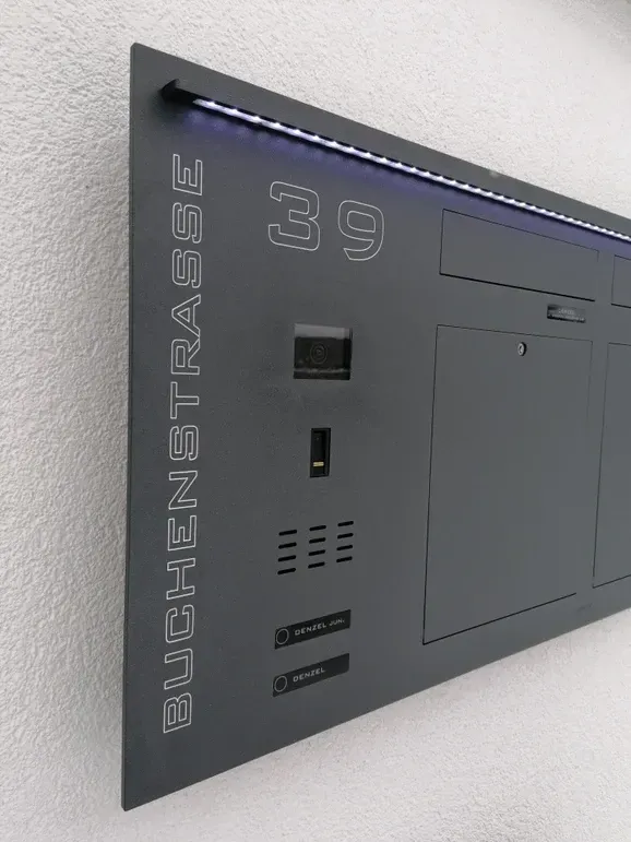 Unterputz-Briefkasten Aufputz-Briefkasten 1-Familien von ERCOTEH mit Videosprechanlage in Anthrazit RAL 7016 Edelstahl, beleuchtete Straße und Hausnummer mit eingebauter Kamera und Klingel Fingerprint Codeschloss und keypad Türsprechanlage von Gira System 106, Siedle, Loxone, 2N, HIKVISION Videosprechanlage maßanfertigung nach kundenwunsch aufputz briefkasten designer premium ercoteh briefkastenmanufaktur made in germany set 2009