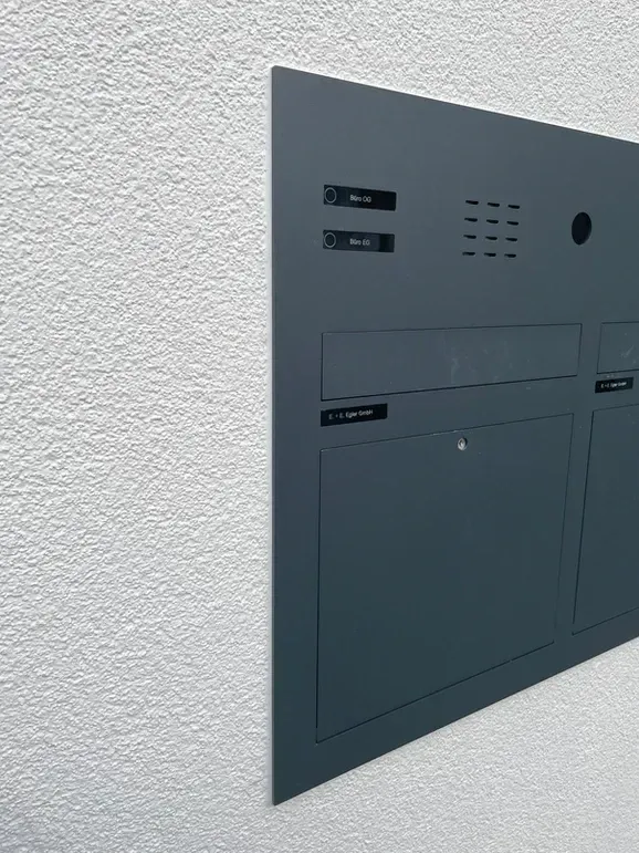 Unterputz-Briefkasten Aufputz-Briefkasten 1-Familien von ERCOTEH mit Videosprechanlage in Anthrazit RAL 7016 Edelstahl, beleuchtete Straße und Hausnummer mit eingebauter Kamera und Klingel Fingerprint Codeschloss und keypad Türsprechanlage von Gira System 106, Siedle, Loxone, 2N, HIKVISION Videosprechanlage maßanfertigung nach kundenwunsch aufputz briefkasten designer premium ercoteh briefkastenmanufaktur made in germany set 2009