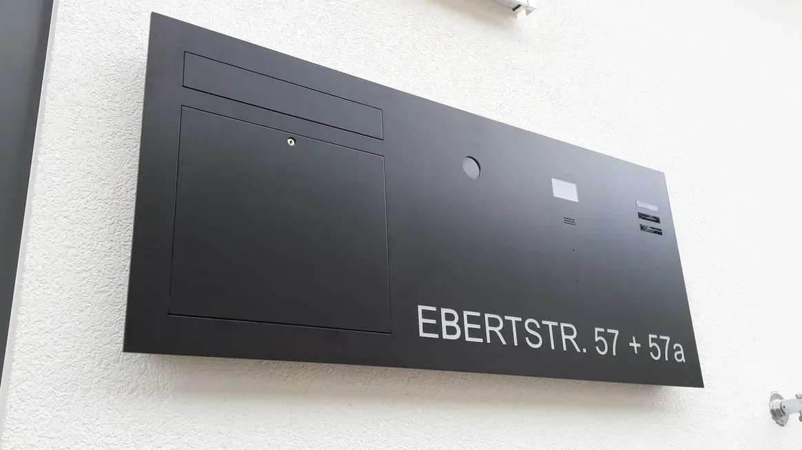 Unterputz-Briefkasten Aufputz-Briefkasten 1-Familien Architekten von ERCOTEH mit Videosprechanlage in Anthrazit RAL 7016 Edelstahl, beleuchtete Straße und Hausnummer mit eingebauter Kamera und Klingel Fingerprint Codeschloss und keypad Türsprechanlage von Gira System 106, Siedle, Loxone, 2N, HIKVISION Videosprechanlage maßanfertigung nach kundenwunsch aufputz briefkasten designer premium ercoteh briefkastenmanufaktur made in germany set 2009