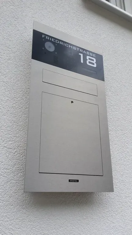 Ein Briefkasten an der Seite eines Gebäudes mit der Nummer 18 darauf