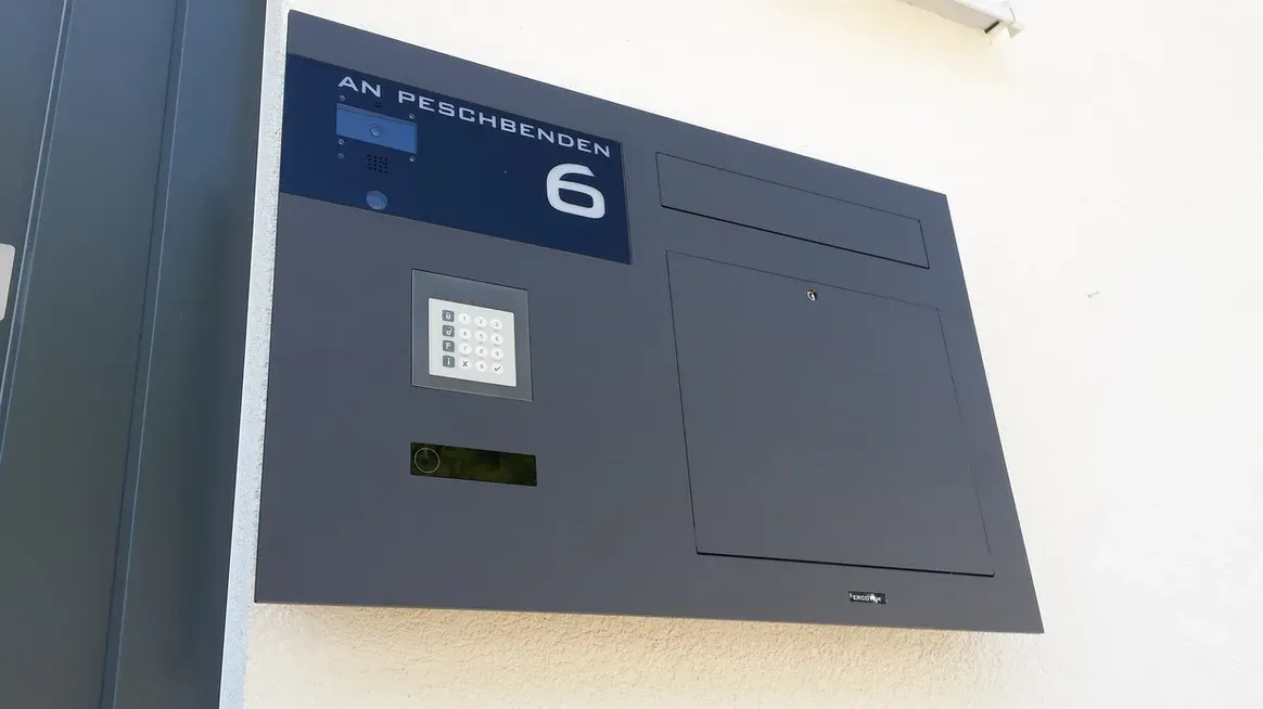 Unterputz-Briefkasten Aufputz-Briefkasten 1-Familien Architekten von ERCOTEH mit Videosprechanlage in Anthrazit RAL 7016 Edelstahl, beleuchtete Straße und Hausnummer mit eingebauter Kamera und Klingel Fingerprint Codeschloss und keypad Türsprechanlage von Gira System 106, Siedle, Loxone, 2N, HIKVISION Videosprechanlage maßanfertigung nach kundenwunsch aufputz briefkasten designer premium ercoteh briefkastenmanufaktur made in germany set 2009
