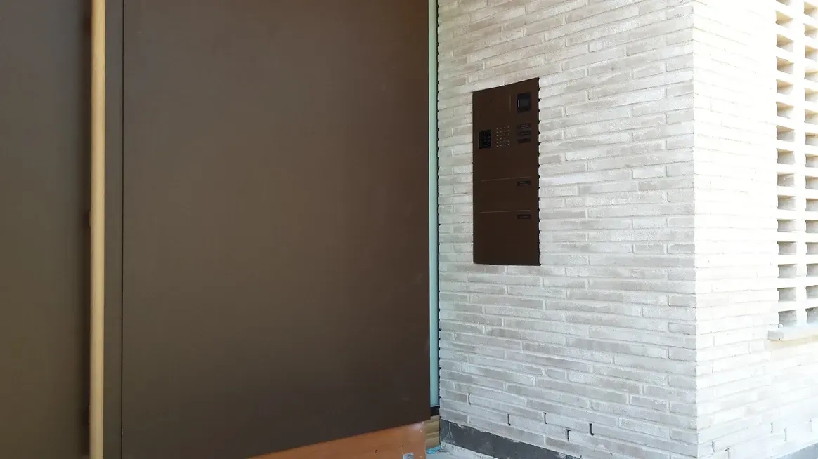 Mauerdurchwurf-Briefkasten durchwurf-Briefkasten 2-Familien von ERCOTEH mit Videosprechanlage in Anthrazit RAL 7016 Edelstahl, beleuchtete Straße und Hausnummer mit eingebauter Kamera und Klingel Fingerprint Codeschloss und keypad Türsprechanlage von Gira System 106, Siedle, Loxone, 2N, HIKVISION Videosprechanlage maßanfertigung nach kundenwunsch aufputz briefkasten designer premium ercoteh briefkastenmanufaktur made in germany set 2009