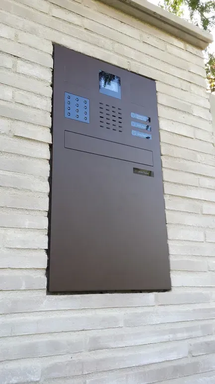 Mauerdurchwurf-Briefkasten durchwurf-Briefkasten 2-Familien von ERCOTEH mit Videosprechanlage in Anthrazit RAL 7016 Edelstahl, beleuchtete Straße und Hausnummer mit eingebauter Kamera und Klingel Fingerprint Codeschloss und keypad Türsprechanlage von Gira System 106, Siedle, Loxone, 2N, HIKVISION Videosprechanlage maßanfertigung nach kundenwunsch aufputz briefkasten designer premium ercoteh briefkastenmanufaktur made in germany set 2009