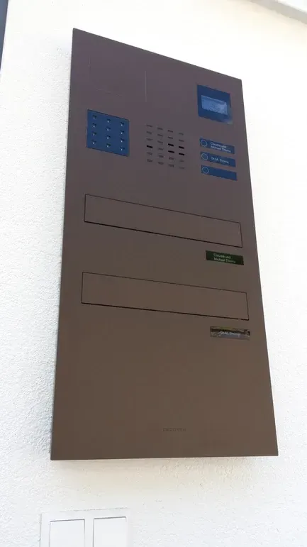 Mauerdurchwurf-Briefkasten durchwurf-Briefkasten 2-Familien von ERCOTEH mit Videosprechanlage in Anthrazit RAL 7016 Edelstahl, beleuchtete Straße und Hausnummer mit eingebauter Kamera und Klingel Fingerprint Codeschloss und keypad Türsprechanlage von Gira System 106, Siedle, Loxone, 2N, HIKVISION Videosprechanlage maßanfertigung nach kundenwunsch aufputz briefkasten designer premium ercoteh briefkastenmanufaktur made in germany set 2009