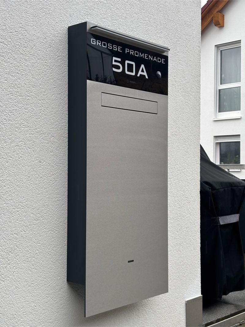 Zaunbriefkasten von ERCOTEH mit Videosprechanlage in Anthrazit RAL 7016 mit eingebauter Kamera und Klingel Fingerprint Codeschloss und keypad Türsprechanlage von Gira System 106, Siedle, Loxone, 2N Videosprechanlage maßanfertigung nach kundenwunsch aufputz briefkasten designer premium ercoteh briefkastenmanufaktur made in germany