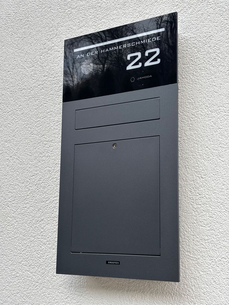 Unterputz-Briefkasten Aufputz-Briefkasten 1-Familien von ERCOTEH mit Videosprechanlage in Anthrazit RAL 7016 Edelstahl, beleuchtete Straße und Hausnummer mit eingebauter Kamera und Klingel Fingerprint Codeschloss und keypad Türsprechanlage von Gira System 106, Siedle, Loxone, 2N, HIKVISION Videosprechanlage maßanfertigung nach kundenwunsch aufputz briefkasten designer premium ercoteh briefkastenmanufaktur made in germany set 2009
