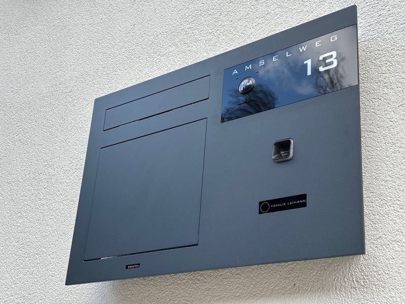 Unterputzbriefkasten von ERCOTEH mit Videosprechanlage in Anthrazit RAL 7016 mit eingebauter Kamera und Klingel Fingerprint Codeschloss und keypad Türsprechanlage von Gira System 106 oder Siedle maßanfertigung nach kundenwunsch aufputz briefkasten designer premium ercoteh briefkastenmanufaktur