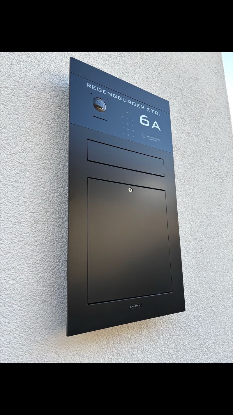 Unterputz-Briefkasten Aufputz-Briefkasten 1-Familien von ERCOTEH mit Videosprechanlage in Anthrazit RAL 7016 Edelstahl, beleuchtete Straße und Hausnummer mit eingebauter Kamera und Klingel Fingerprint Codeschloss und keypad Türsprechanlage von Gira System 106, Siedle, Loxone, 2N, HIKVISION Videosprechanlage maßanfertigung nach kundenwunsch aufputz briefkasten designer premium ercoteh briefkastenmanufaktur made in germany set 2009