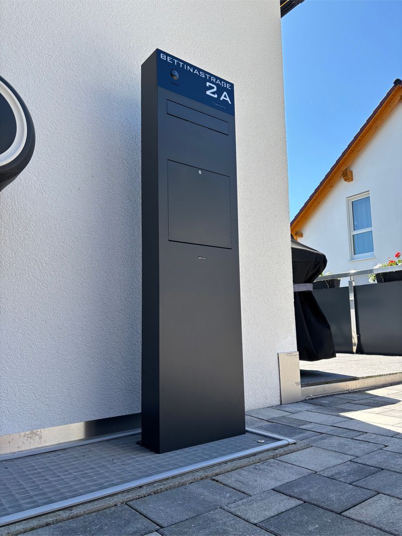 Briefkastenstele Standbriefkasten Briefkasten freistehend von ERCOTEH mit Videosprechanlage in Anthrazit RAL 7016 mit eingebauter Kamera und Klingel Fingerprint Codeschloss und keypad Türsprechanlage von Gira System 106, Siedle, Loxone, 2N Videosprechanlage maßanfertigung nach kundenwunsch aufputz briefkasten designer premium ercoteh briefkastenmanufaktur made in germany