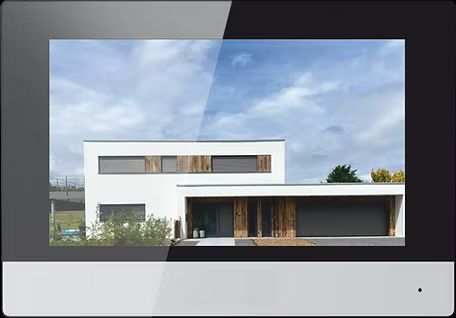 Auf dem Bildschirm eines Monitors ist das Bild eines Hauses zu sehen.