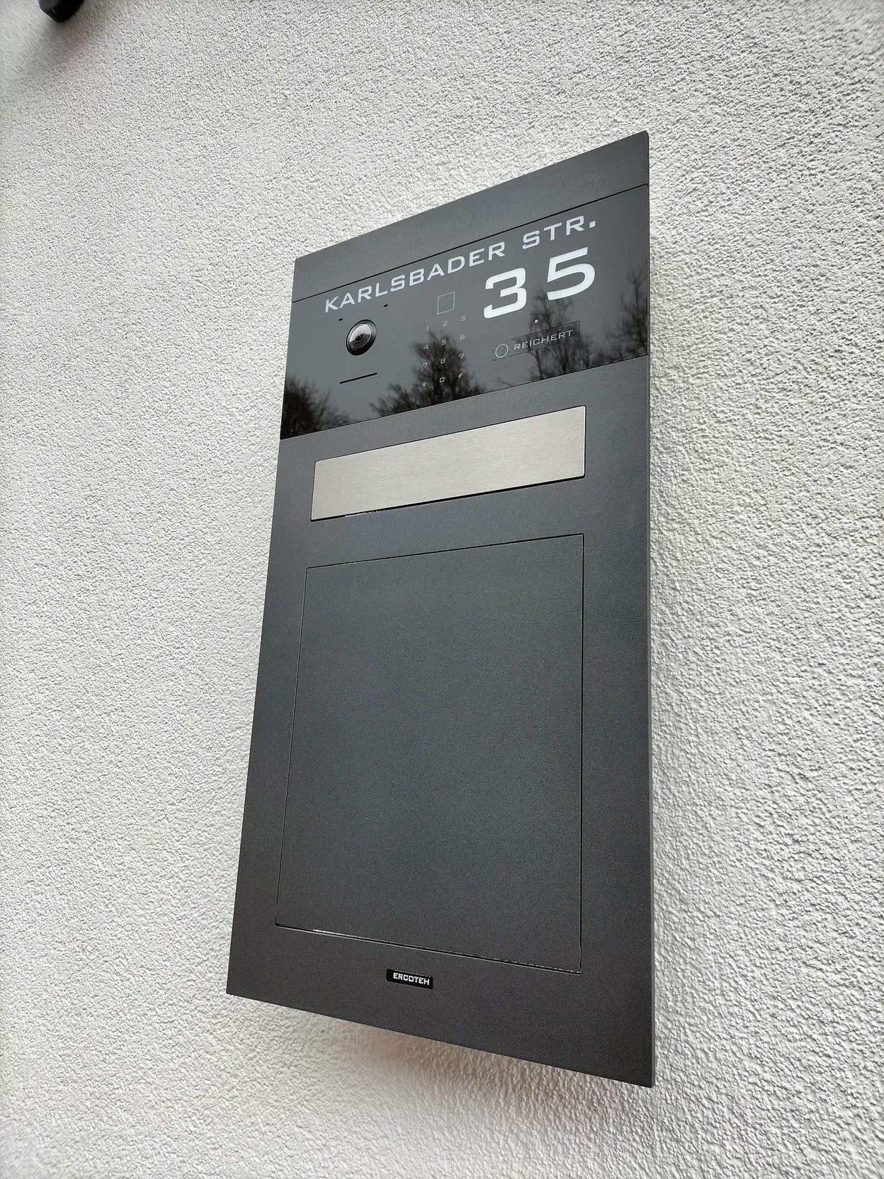 Unterputz-Briefkasten Aufputz-Briefkasten 1-Familien Architekten von ERCOTEH mit Videosprechanlage in Anthrazit RAL 7016 Edelstahl, beleuchtete Straße und Hausnummer mit eingebauter Kamera und Klingel Fingerprint Codeschloss und keypad Türsprechanlage von Gira System 106, Siedle, Loxone, 2N, HIKVISION Videosprechanlage maßanfertigung nach kundenwunsch aufputz briefkasten designer premium ercoteh briefkastenmanufaktur made in germany set 2009