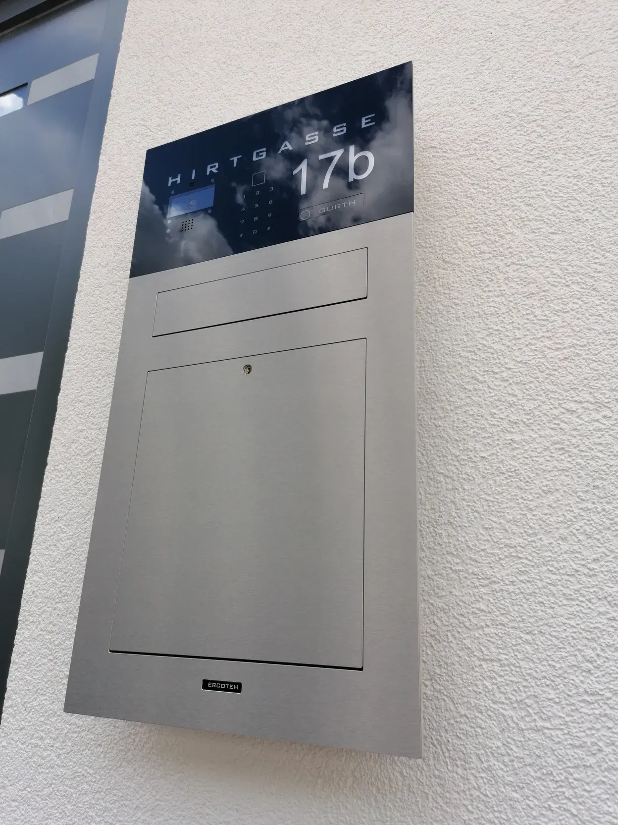 Ein Briefkasten mit der Nummer 17b