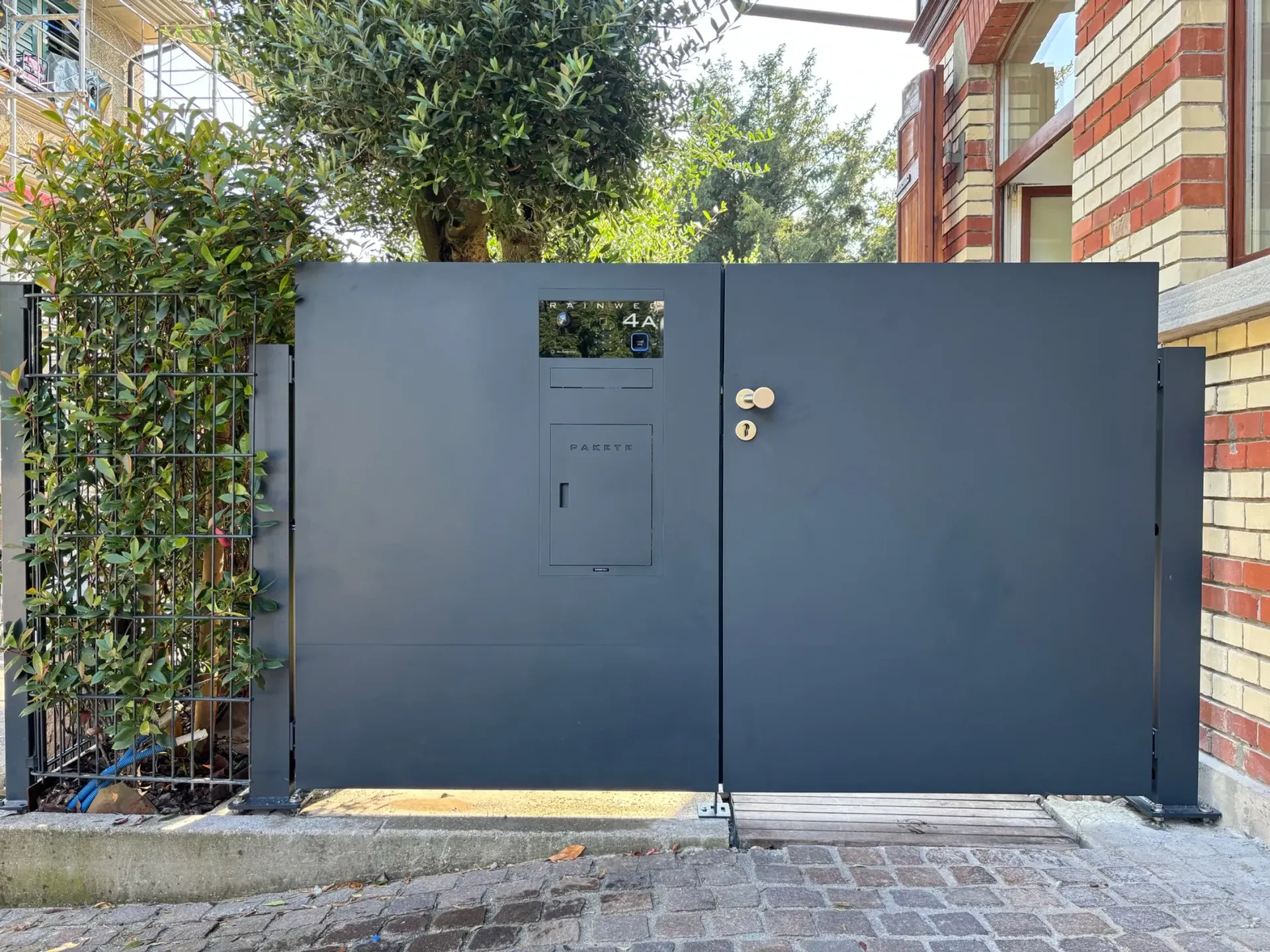 Zaun-Briefkasten Aufputz-Briefkasten 1-Familien Architekten von ERCOTEH mit Videosprechanlage in Anthrazit RAL 7016 Edelstahl, beleuchtete Straße und Hausnummer mit eingebauter Kamera und Klingel Fingerprint Codeschloss und keypad Türsprechanlage von Gira System 106, Siedle, Loxone, 2N, HIKVISION Videosprechanlage maßanfertigung nach kundenwunsch aufputz briefkasten designer premium ercoteh briefkastenmanufaktur made in germany set 2009