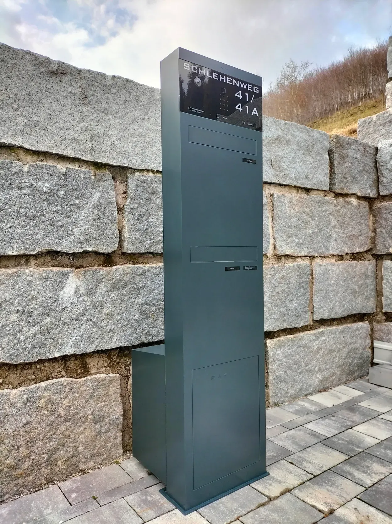 Briefkastenstele Standbriefkasten Briefkasten freistehend 2-familien von ERCOTEH mit Videosprechanlage in Anthrazit RAL 7016 mit eingebauter Kamera und Klingel Fingerprint Codeschloss und keypad Türsprechanlage von Gira System 106, Siedle, Loxone, 2N Videosprechanlage maßanfertigung nach kundenwunsch aufputz briefkasten designer premium ercoteh briefkastenmanufaktur made in germany