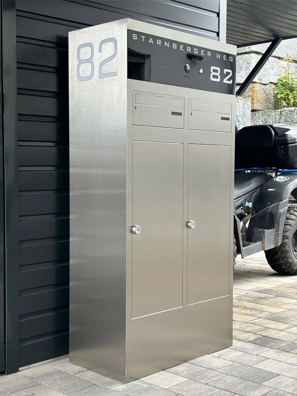 automatisch Paketbox mit Smartphonesteuerung von ERCOTEH mit Videosprechanlage in Anthrazit RAL 7016 Edelstahl, beleuchtete Straße und Hausnummer mit eingebauter Kamera und Klingel Fingerprint Codeschloss und keypad Türsprechanlage von Gira System 106, Siedle, Loxone, 2N, HIKVISION Videosprechanlage maßanfertigung nach kundenwunsch aufputz briefkasten designer premium ercoteh briefkastenmanufaktur made in germany set 2009