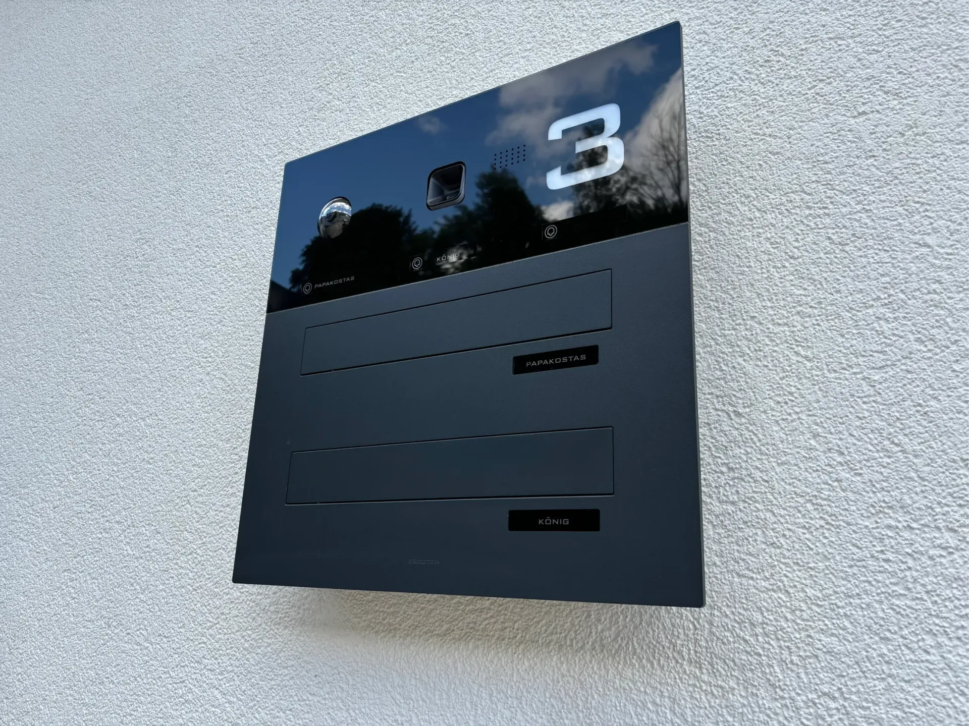 Mauerdurchwurf-Briefkasten durchwurf-Briefkasten 1-Familien von ERCOTEH mit Videosprechanlage in Anthrazit RAL 7016 Edelstahl, beleuchtete Straße und Hausnummer mit eingebauter Kamera und Klingel Fingerprint Codeschloss und keypad Türsprechanlage von Gira System 106, Siedle, Loxone, 2N, HIKVISION Videosprechanlage maßanfertigung nach kundenwunsch aufputz briefkasten designer premium ercoteh briefkastenmanufaktur made in germany set 2009
