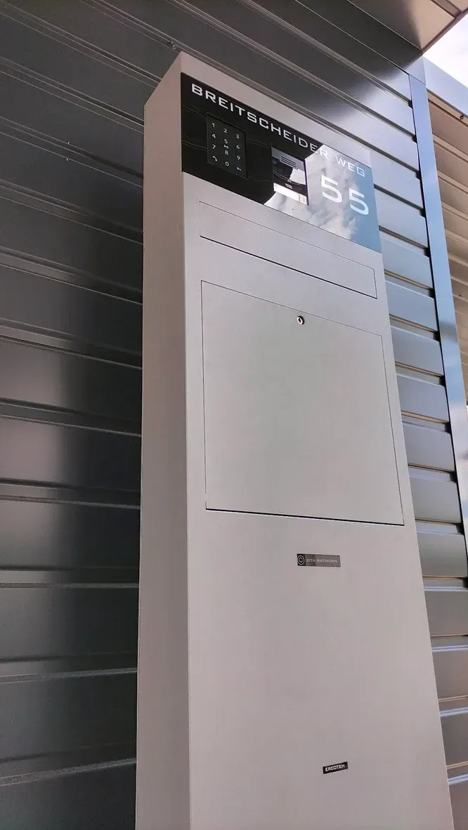 Briefkastenstele Standbriefkasten Briefkasten freistehend 2-familien von ERCOTEH mit Videosprechanlage in Anthrazit RAL 7016 mit eingebauter Kamera und Klingel Fingerprint Codeschloss und keypad Türsprechanlage von Gira System 106, Siedle, Loxone, 2N Videosprechanlage maßanfertigung nach kundenwunsch aufputz briefkasten designer premium ercoteh briefkastenmanufaktur made in germany