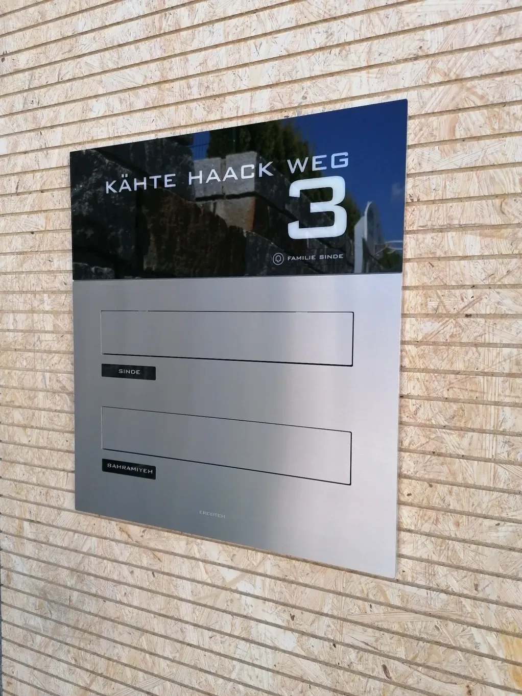 Mauerdurchwurf-Briefkasten durchwurf-Briefkasten 2-Familien von ERCOTEH mit Videosprechanlage in Anthrazit RAL 7016 Edelstahl, beleuchtete Straße und Hausnummer mit eingebauter Kamera und Klingel Fingerprint Codeschloss und keypad Türsprechanlage von Gira System 106, Siedle, Loxone, 2N, HIKVISION Videosprechanlage maßanfertigung nach kundenwunsch aufputz briefkasten designer premium ercoteh briefkastenmanufaktur made in germany set 2009