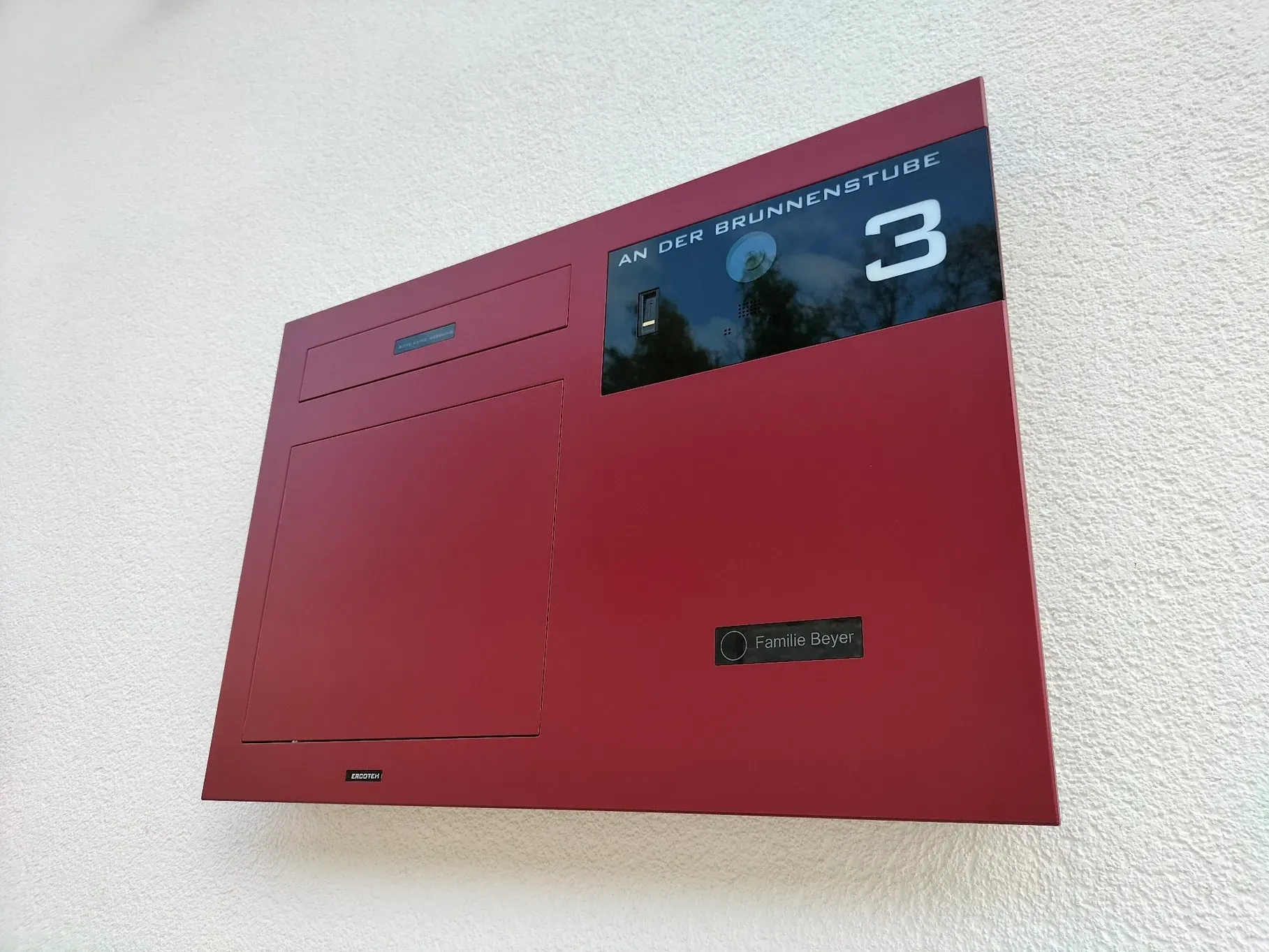 Unterputz-Briefkasten Aufputz-Briefkasten 1-Familien Architekten von ERCOTEH mit Videosprechanlage in Anthrazit RAL 7016 Edelstahl, beleuchtete Straße und Hausnummer mit eingebauter Kamera und Klingel Fingerprint Codeschloss und keypad Türsprechanlage von Gira System 106, Siedle, Loxone, 2N, HIKVISION Videosprechanlage maßanfertigung nach kundenwunsch aufputz briefkasten designer premium ercoteh briefkastenmanufaktur made in germany set 2009