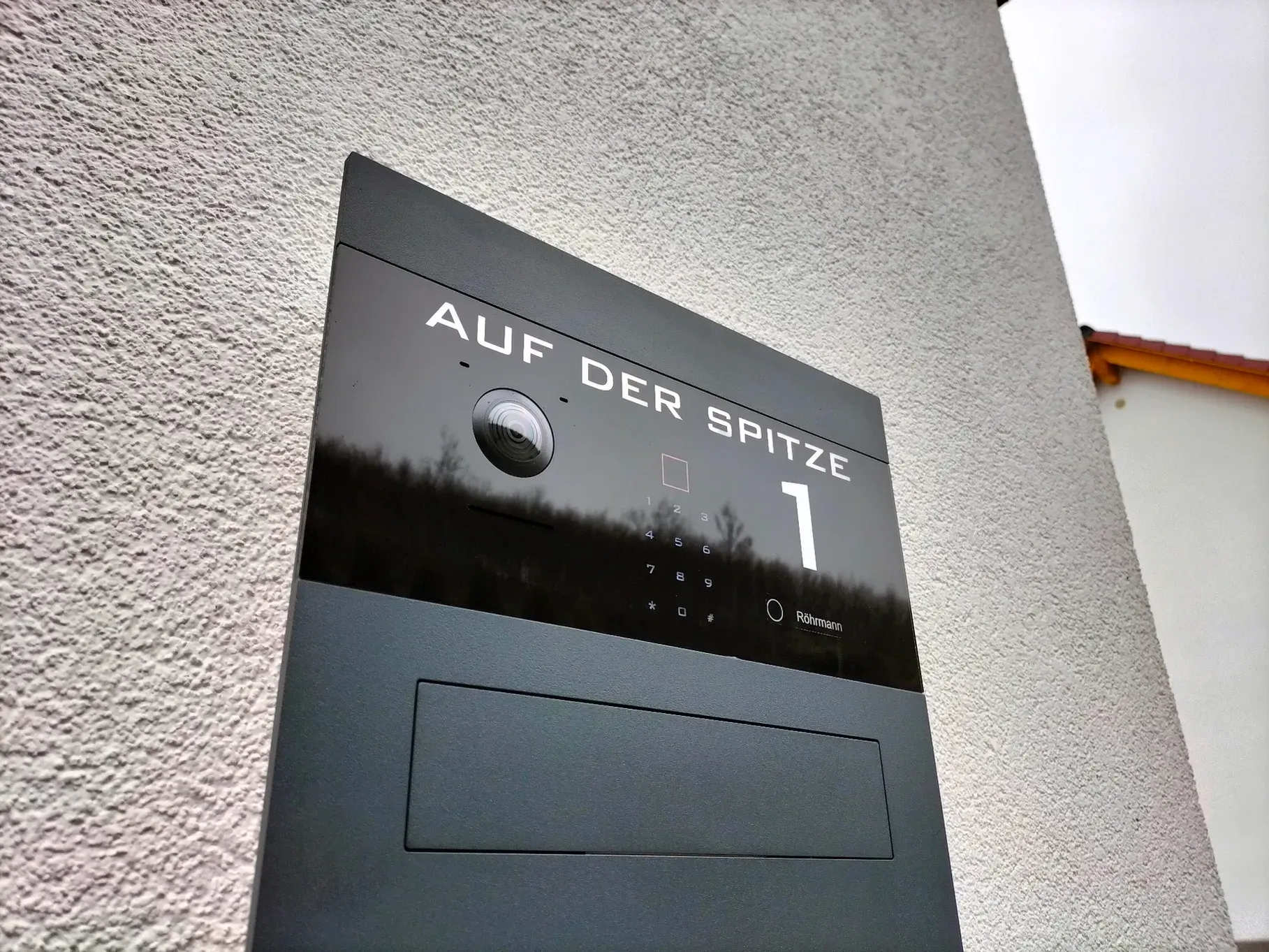 Unterputz-Briefkasten Aufputz-Briefkasten 1-Familien Architekten von ERCOTEH mit Videosprechanlage in Anthrazit RAL 7016 Edelstahl, beleuchtete Straße und Hausnummer mit eingebauter Kamera und Klingel Fingerprint Codeschloss und keypad Türsprechanlage von Gira System 106, Siedle, Loxone, 2N, HIKVISION Videosprechanlage maßanfertigung nach kundenwunsch aufputz briefkasten designer premium ercoteh briefkastenmanufaktur made in germany set 2009