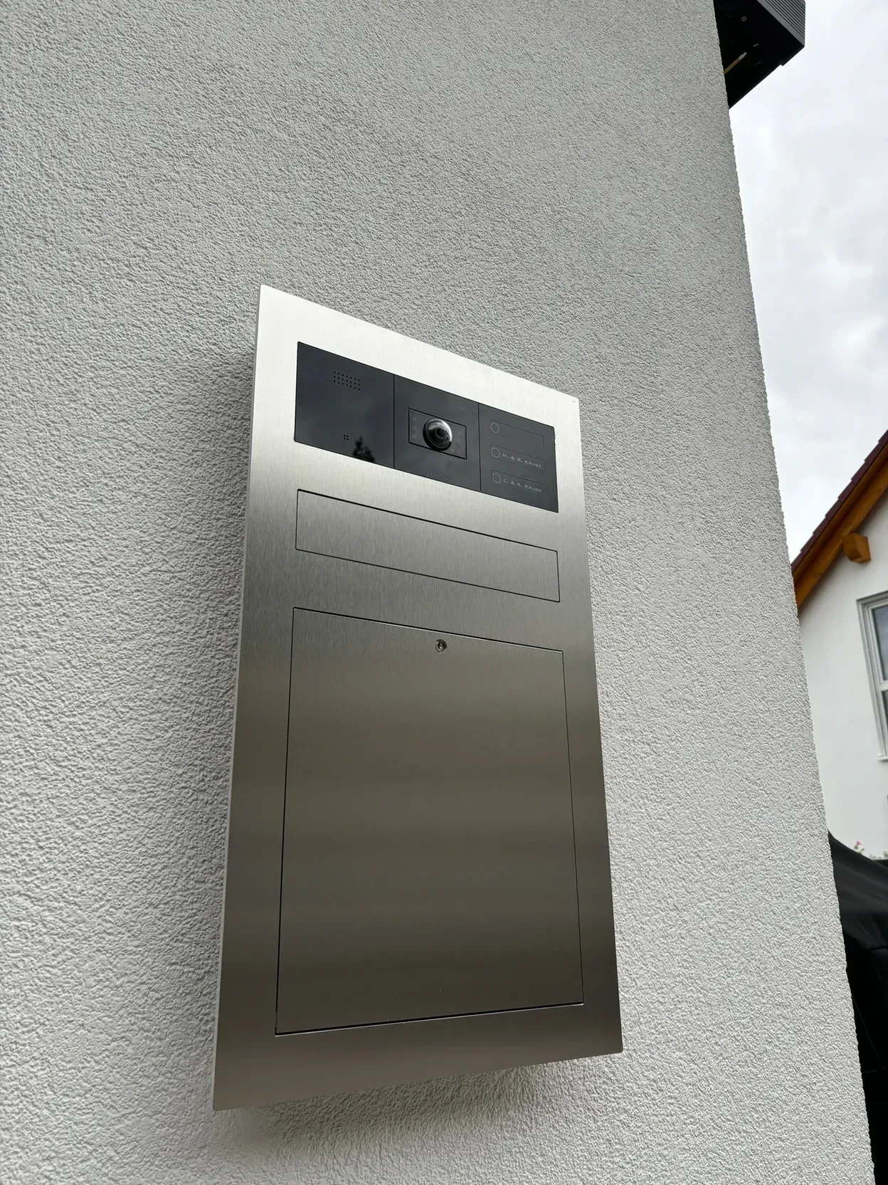 Unterputz-Briefkasten Aufputz-Briefkasten 1-Familien Architekten von ERCOTEH mit Videosprechanlage in Anthrazit RAL 7016 Edelstahl, beleuchtete Straße und Hausnummer mit eingebauter Kamera und Klingel Fingerprint Codeschloss und keypad Türsprechanlage von Gira System 106, Siedle, Loxone, 2N, HIKVISION Videosprechanlage maßanfertigung nach kundenwunsch aufputz briefkasten designer premium ercoteh briefkastenmanufaktur made in germany set 2009