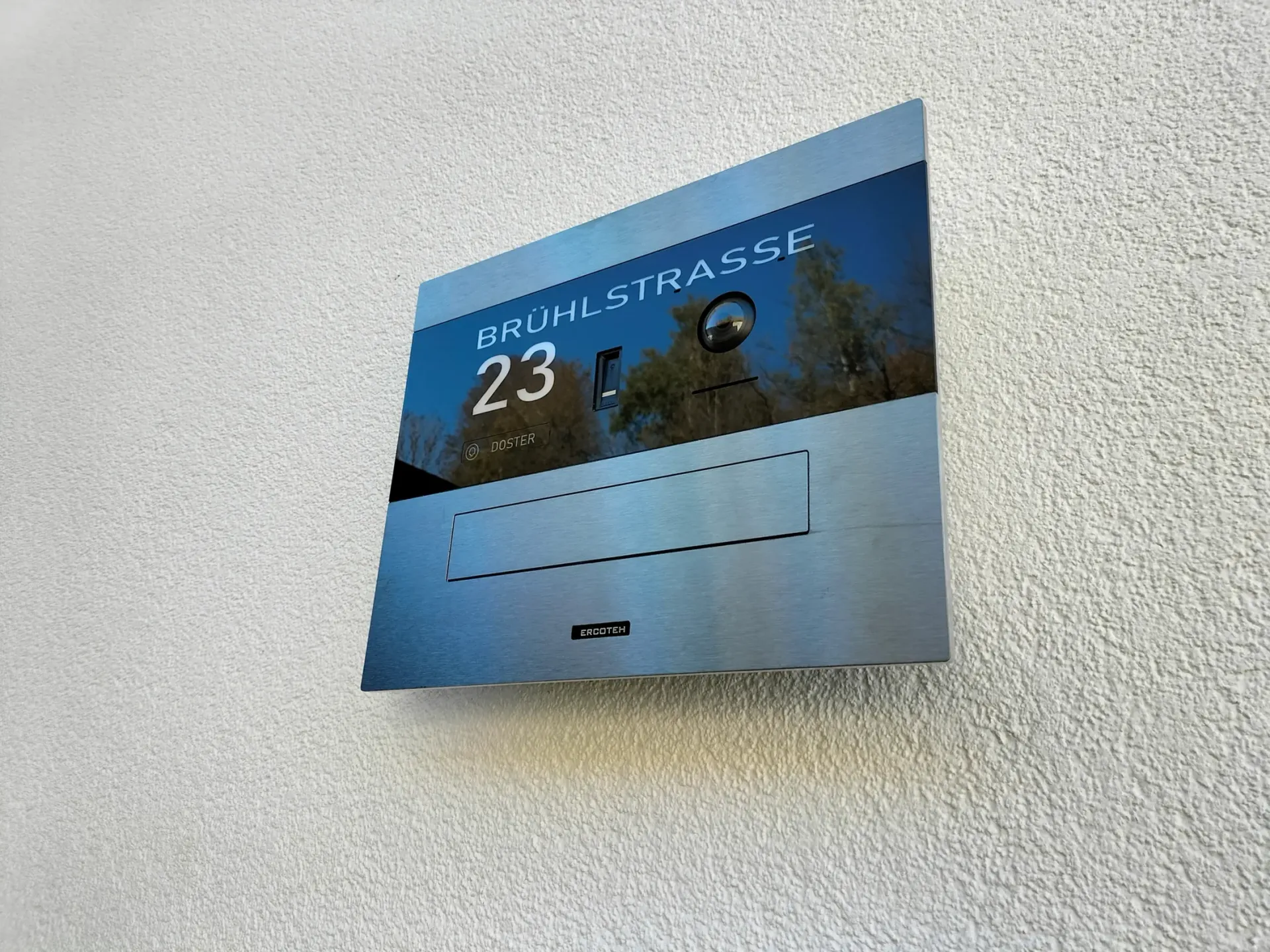 Mauerdurchwurf-Briefkasten durchwurf-Briefkasten 1-Familien von ERCOTEH mit Videosprechanlage in Anthrazit RAL 7016 , Edelstahl mit eingebauter Kamera und Klingel Fingerprint Codeschloss und keypad Türsprechanlage von Gira System 106, Siedle, Loxone, 2N, HIKVISION Videosprechanlage maßanfertigung nach kundenwunsch aufputz briefkasten designer premium ercoteh briefkastenmanufaktur made in germany set 2009