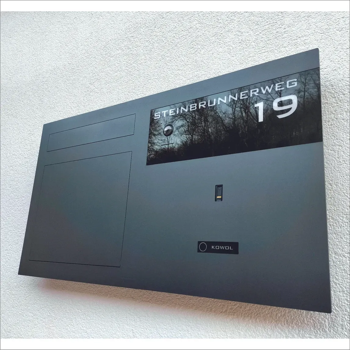 Unterputz-Briefkasten Aufputz-Briefkasten 1-Familien Architekten von ERCOTEH mit Videosprechanlage in Anthrazit RAL 7016 Edelstahl, beleuchtete Straße und Hausnummer mit eingebauter Kamera und Klingel Fingerprint Codeschloss und keypad Türsprechanlage von Gira System 106, Siedle, Loxone, 2N, HIKVISION Videosprechanlage maßanfertigung nach kundenwunsch aufputz briefkasten designer premium ercoteh briefkastenmanufaktur made in germany set 2009