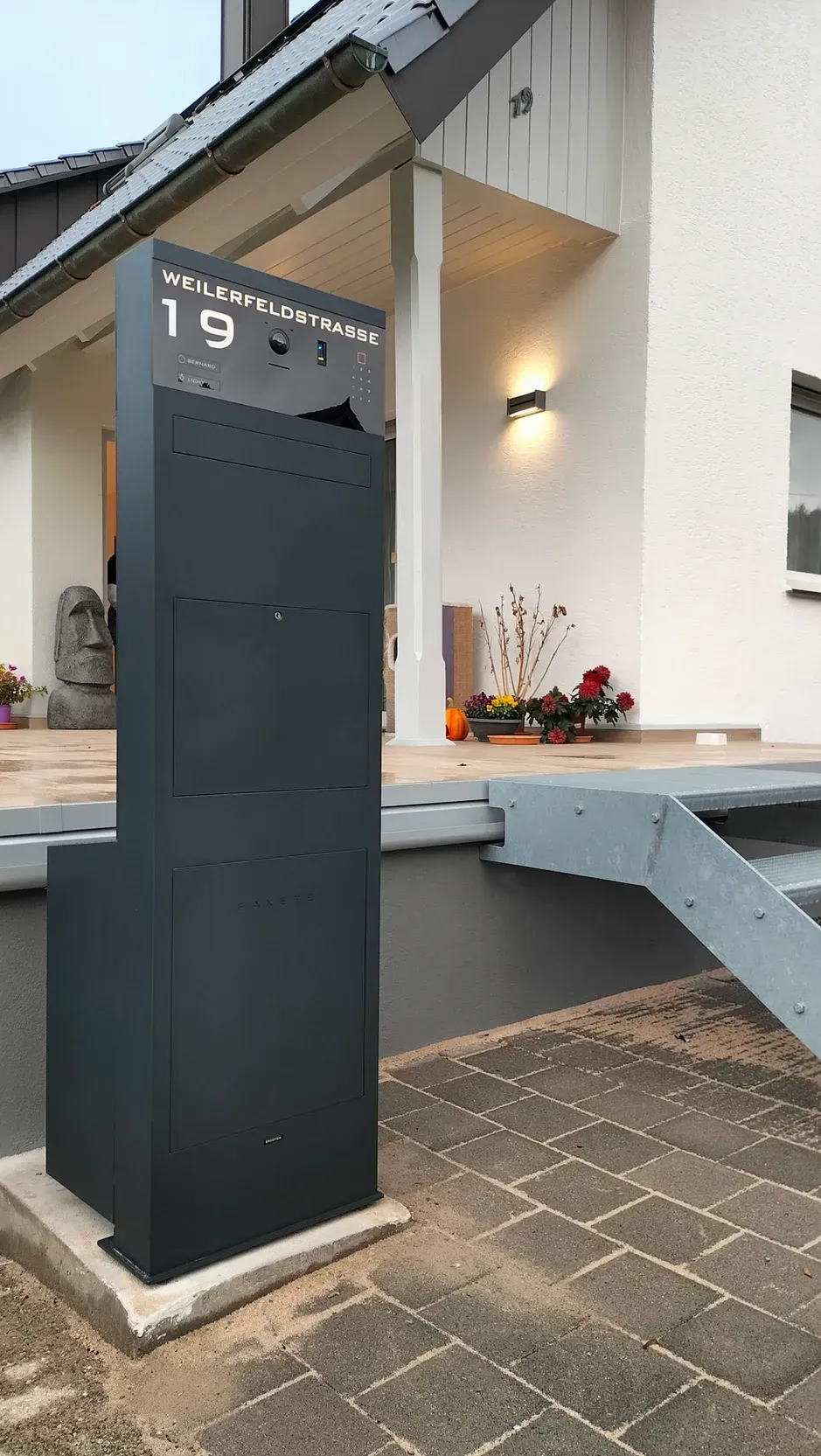 Briefkastenstele Standbriefkasten Briefkasten freistehend 1-familien mit automatischer paketbox von ERCOTEH mit Videosprechanlage in Anthrazit RAL 7016 mit eingebauter Kamera und Klingel Fingerprint Codeschloss und keypad Türsprechanlage von Gira System 106, Siedle, Loxone, 2N Videosprechanlage maßanfertigung nach kundenwunsch aufputz briefkasten designer premium ercoteh briefkastenmanufaktur made in germany