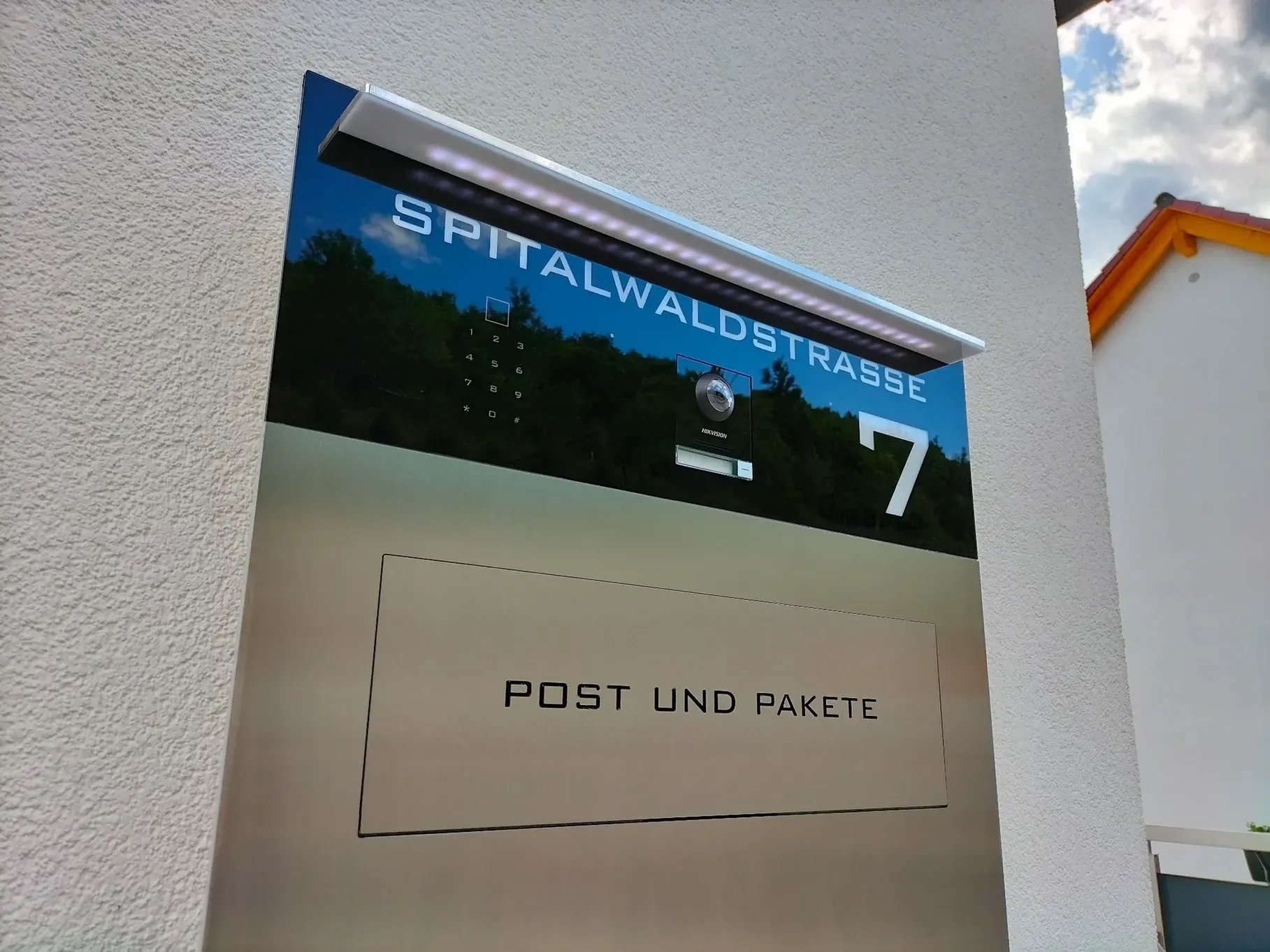 Ein Briefkasten aus Edelstahl mit der Nummer 7 darauf